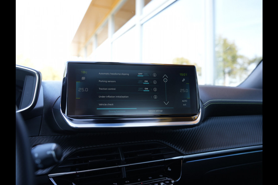 Peugeot e-2008 EV GT Pack 50 kWh SOH 95% | Panoramisch schuifdak | Apple Carplay/Android Auto | Voorstoelen verwarmd