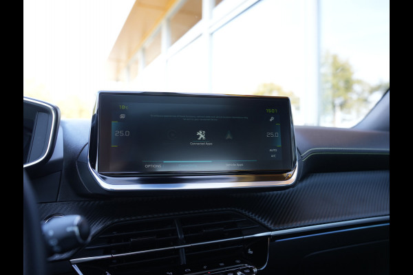 Peugeot e-2008 EV GT Pack 50 kWh SOH 95% | Panoramisch schuifdak | Apple Carplay/Android Auto | Voorstoelen verwarmd