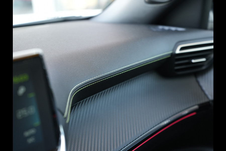 Peugeot e-2008 EV GT Pack 50 kWh SOH 95% | Panoramisch schuifdak | Apple Carplay/Android Auto | Voorstoelen verwarmd