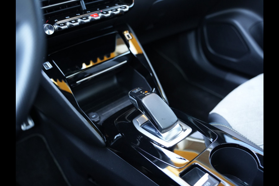 Peugeot e-2008 EV GT Pack 50 kWh SOH 95% | Panoramisch schuifdak | Apple Carplay/Android Auto | Voorstoelen verwarmd