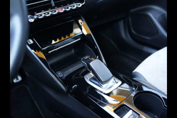 Peugeot e-2008 EV GT Pack 50 kWh SOH 95% | Panoramisch schuifdak | Apple Carplay/Android Auto | Voorstoelen verwarmd