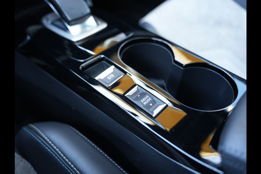 Peugeot e-2008 EV GT Pack 50 kWh SOH 95% | Panoramisch schuifdak | Apple Carplay/Android Auto | Voorstoelen verwarmd