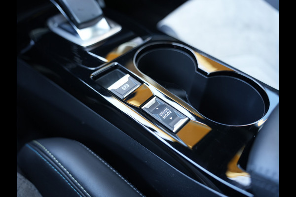 Peugeot e-2008 EV GT Pack 50 kWh SOH 95% | Panoramisch schuifdak | Apple Carplay/Android Auto | Voorstoelen verwarmd