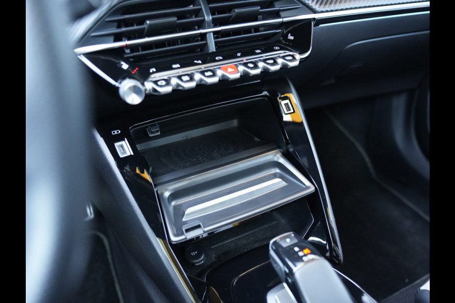 Peugeot e-2008 EV GT Pack 50 kWh SOH 95% | Panoramisch schuifdak | Apple Carplay/Android Auto | Voorstoelen verwarmd