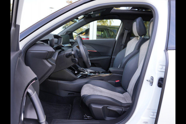 Peugeot e-2008 EV GT Pack 50 kWh SOH 95% | Panoramisch schuifdak | Apple Carplay/Android Auto | Voorstoelen verwarmd