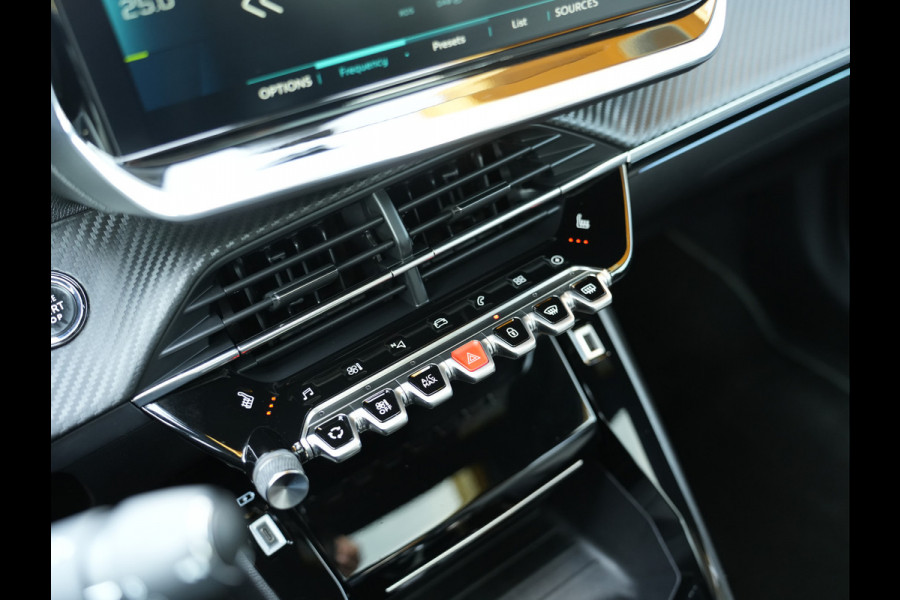Peugeot e-2008 EV GT Pack 50 kWh SOH 95% | Panoramisch schuifdak | Apple Carplay/Android Auto | Voorstoelen verwarmd