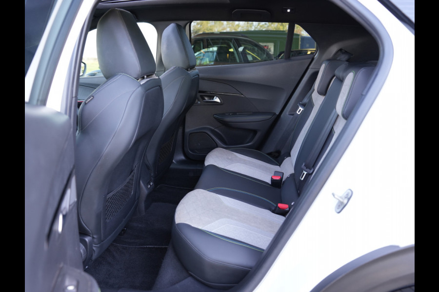 Peugeot e-2008 EV GT Pack 50 kWh SOH 95% | Panoramisch schuifdak | Apple Carplay/Android Auto | Voorstoelen verwarmd