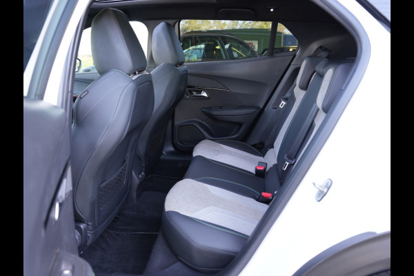 Peugeot e-2008 EV GT Pack 50 kWh SOH 95% | Panoramisch schuifdak | Apple Carplay/Android Auto | Voorstoelen verwarmd
