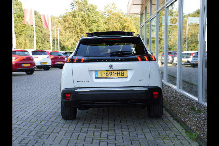 Peugeot e-2008 EV GT Pack 50 kWh SOH 95% | Panoramisch schuifdak | Apple Carplay/Android Auto | Voorstoelen verwarmd