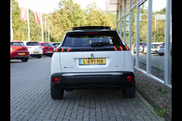 Peugeot e-2008 EV GT Pack 50 kWh SOH 95% | Panoramisch schuifdak | Apple Carplay/Android Auto | Voorstoelen verwarmd
