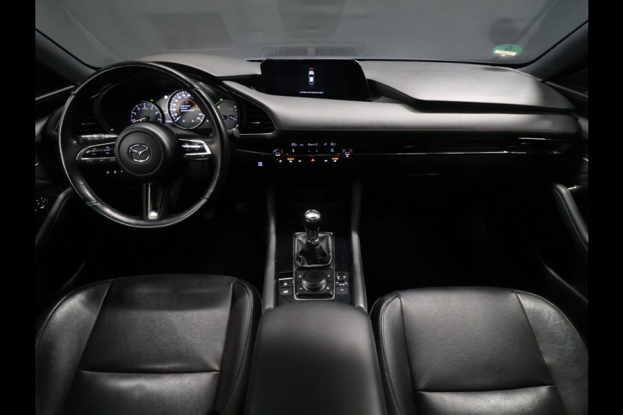 Mazda 3 2.0 e-SkyActiv-G M Hybrid 122 Comfort met Bose [APAPTIVE CRUISE CONTROL, APPLE CARPLAY, ANDROID, BOSE SOUND SYSTEM, MEMORY SEATS, STOELVERWARMING STUUR VERWARMING, CAMERA, PDC V+A, BLUETOOTH, LEDER, LED, ELEKTRISCHE ACHTERKLEP, NAVIGATIE,