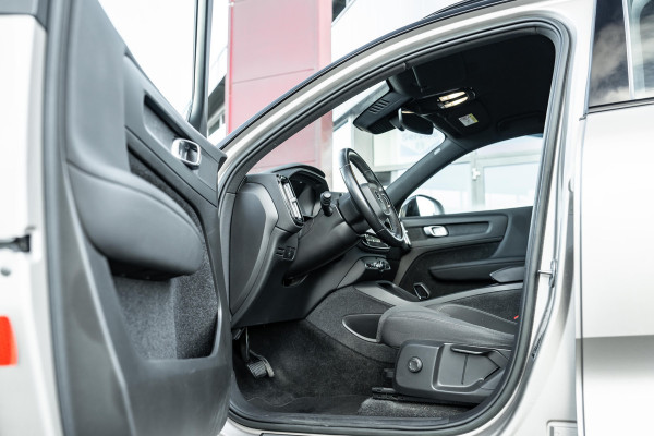 Volvo XC40 Recharge Core | 70 KWH | AppleCar/Android | Camera | 19"LMV | Eerste eigenaar | Zwarte hemel