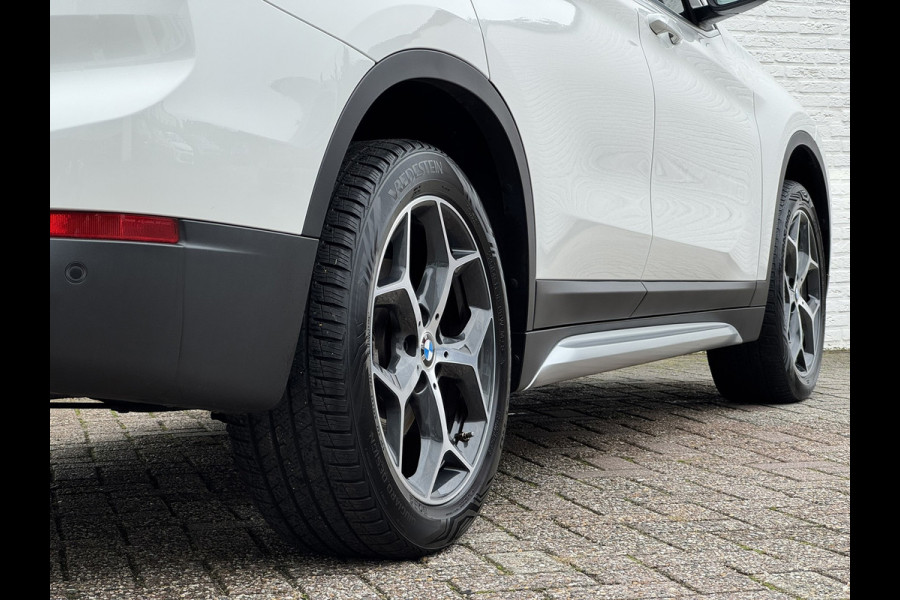BMW X1 SDrive20i High Executive M sport interieur Sfeer verlichting Led Pdc voor+achter