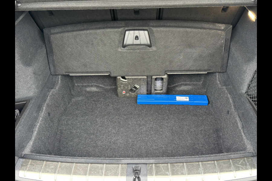 BMW X1 SDrive20i High Executive M sport interieur Sfeer verlichting Led Pdc voor+achter
