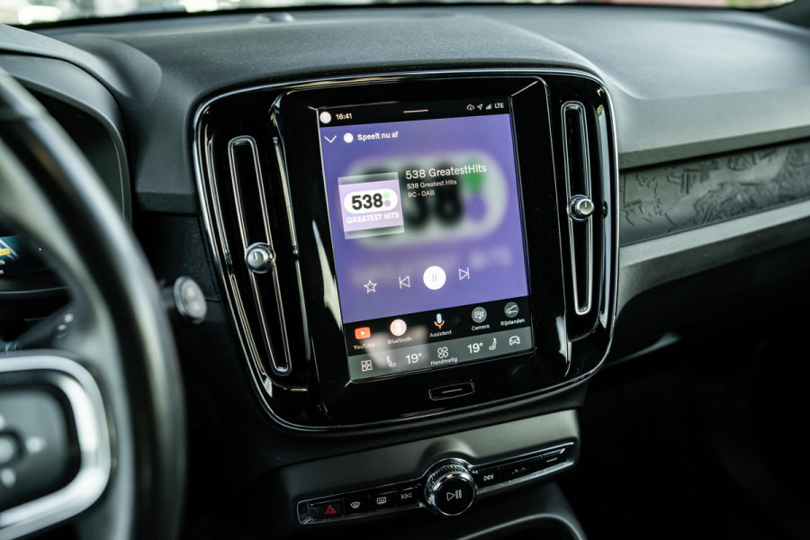Volvo XC40 Recharge Core | 70 KWH | AppleCar/Android | Camera | 19"LMV | Eerste eigenaar | Zwarte hemel