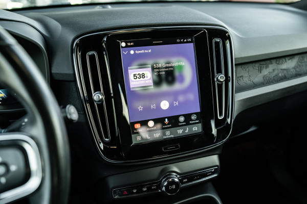 Volvo XC40 Recharge Core | 70 KWH | AppleCar/Android | Camera | 19"LMV | Eerste eigenaar | Zwarte hemel