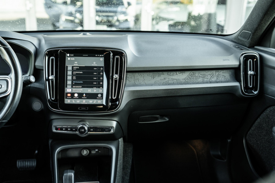 Volvo XC40 Recharge Core | 70 KWH | AppleCar/Android | Camera | 19"LMV | Eerste eigenaar | Zwarte hemel