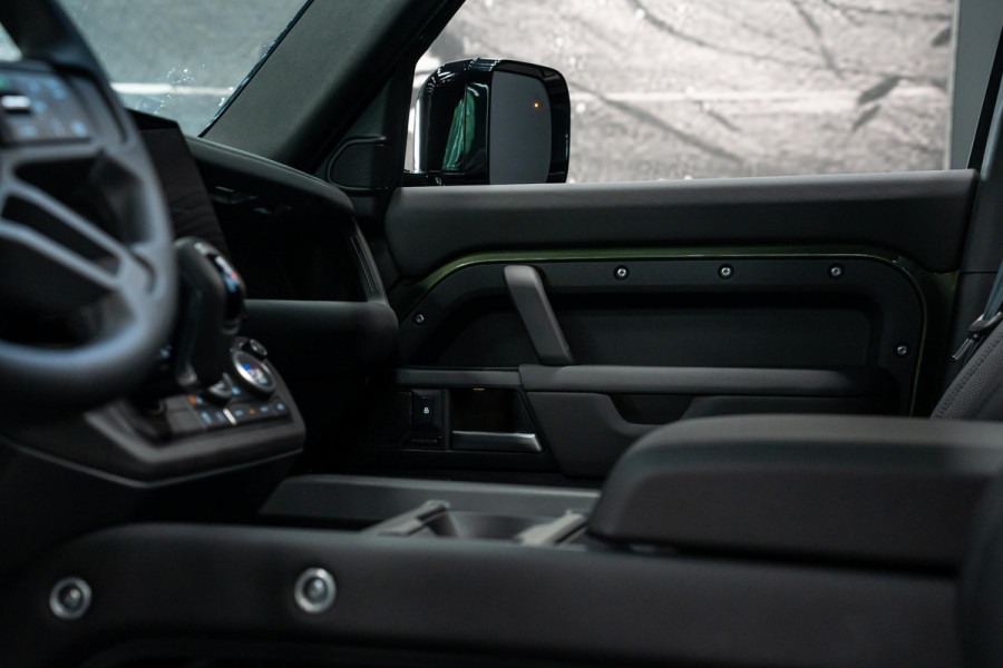 Land Rover Defender 110 2.0 P300e 110 X-Dynamic SE *Meridian / Luchtvering / Panorama / Memory / Surround-View / Winterpakket*