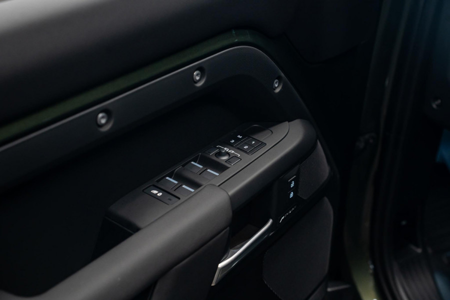 Land Rover Defender 110 2.0 P300e 110 X-Dynamic SE *Meridian / Luchtvering / Panorama / Memory / Surround-View / Winterpakket*
