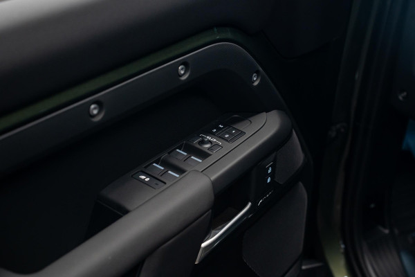 Land Rover Defender 110 2.0 P300e 110 X-Dynamic SE *Meridian / Luchtvering / Panorama / Memory / Surround-View / Winterpakket*