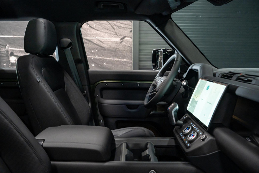 Land Rover Defender 110 2.0 P300e 110 X-Dynamic SE *Meridian / Luchtvering / Panorama / Memory / Surround-View / Winterpakket*