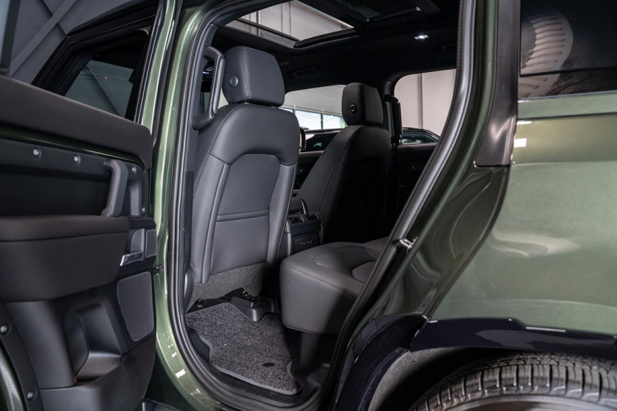 Land Rover Defender 110 2.0 P300e 110 X-Dynamic SE *Meridian / Luchtvering / Panorama / Memory / Surround-View / Winterpakket*