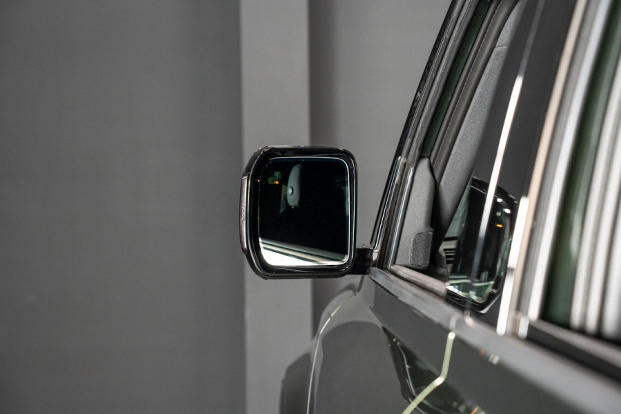 Land Rover Defender 110 2.0 P300e 110 X-Dynamic SE *Meridian / Luchtvering / Panorama / Memory / Surround-View / Winterpakket*