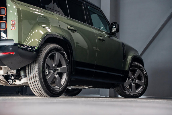 Land Rover Defender 110 2.0 P300e 110 X-Dynamic SE *Meridian / Luchtvering / Panorama / Memory / Surround-View / Winterpakket*