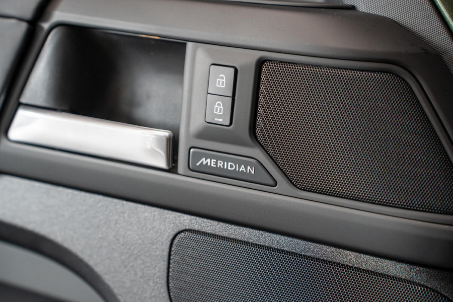 Land Rover Defender 110 2.0 P300e 110 X-Dynamic SE *Meridian / Luchtvering / Panorama / Memory / Surround-View / Winterpakket*