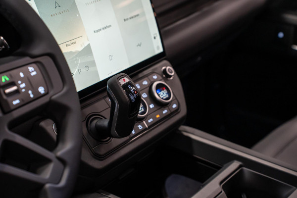 Land Rover Defender 110 2.0 P300e 110 X-Dynamic SE *Meridian / Luchtvering / Panorama / Memory / Surround-View / Winterpakket*