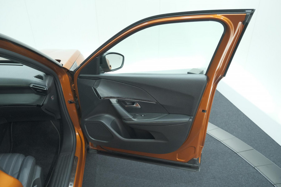 Peugeot 2008 PureTech 130 GT Pack | Leer-pakket | Camera | Dodehoekdetectie | Apple Carplay | Stoelverwarming