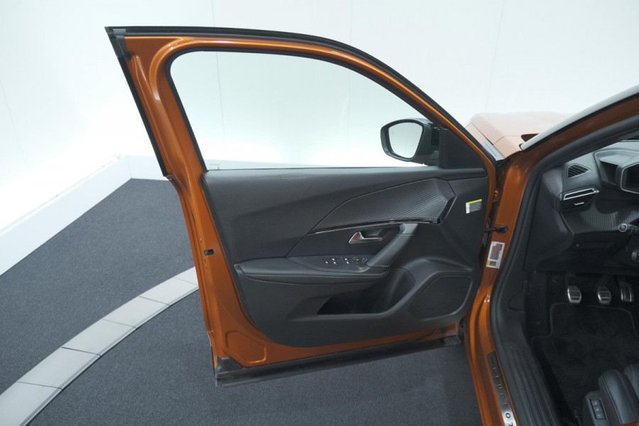 Peugeot 2008 PureTech 130 GT Pack | Leer-pakket | Camera | Dodehoekdetectie | Apple Carplay | Stoelverwarming