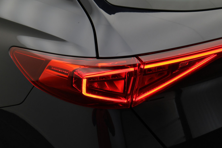 CUPRA Formentor 1.4 Plug-in Hybrid VZ Copper Edition Panoramadak, Camera, ACC, Apple Carplay, Verwarmd Stuur/Stoelen, DAB, 19''