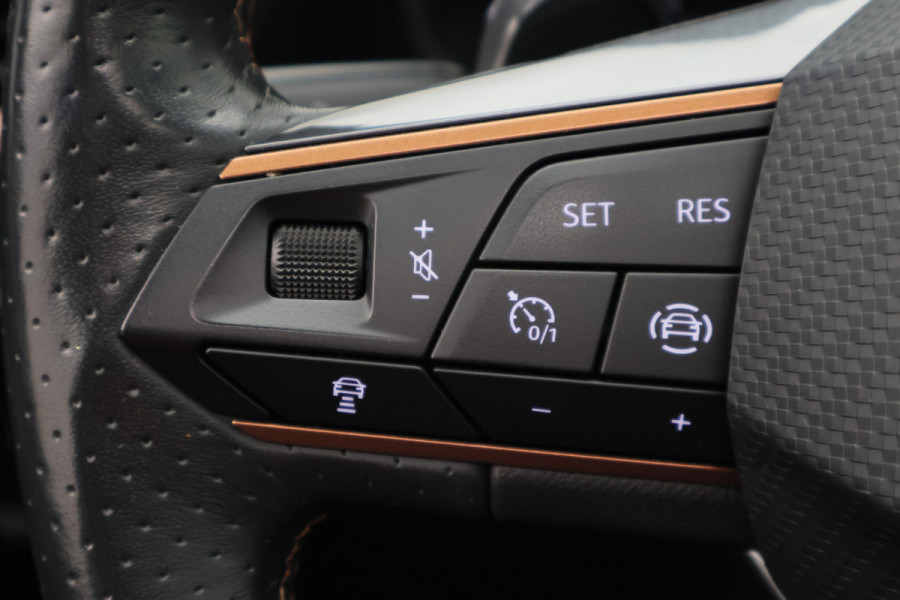 CUPRA Formentor 1.4 Plug-in Hybrid VZ Copper Edition Panoramadak, Camera, ACC, Apple Carplay, Verwarmd Stuur/Stoelen, DAB, 19''