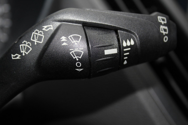 Ford Kuga 1.5-150pk EcoBoost ST-Line. Nette goed onderhouden wagen voor nog jaren rijplezier ! Trekgewicht 2.000kg ! Autm. airco dual, cruise control, stoel-, stuur- en voorraamverw., LM wielen, r/cd, navigatie, telefoonvoorb., pdc v+a etc.
