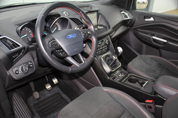 Ford Kuga 1.5-150pk EcoBoost ST-Line. Nette goed onderhouden wagen voor nog jaren rijplezier ! Trekgewicht 2.000kg ! Autm. airco dual, cruise control, stoel-, stuur- en voorraamverw., LM wielen, r/cd, navigatie, telefoonvoorb., pdc v+a etc.