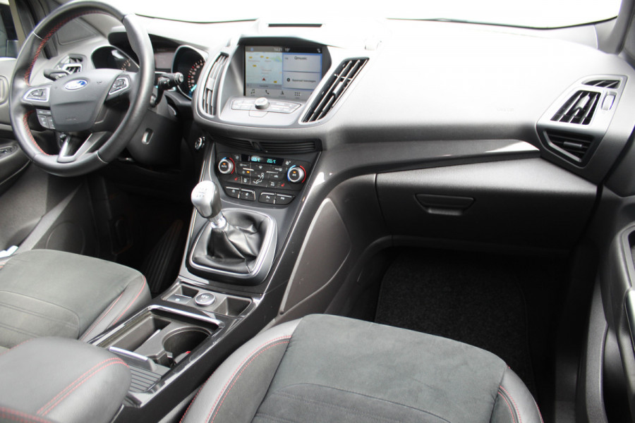 Ford Kuga 1.5-150pk EcoBoost ST-Line. Nette goed onderhouden wagen voor nog jaren rijplezier ! Trekgewicht 2.000kg ! Autm. airco dual, cruise control, stoel-, stuur- en voorraamverw., LM wielen, r/cd, navigatie, telefoonvoorb., pdc v+a etc.