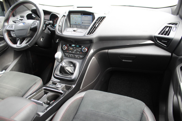Ford Kuga 1.5-150pk EcoBoost ST-Line. Nette goed onderhouden wagen voor nog jaren rijplezier ! Trekgewicht 2.000kg ! Autm. airco dual, cruise control, stoel-, stuur- en voorraamverw., LM wielen, r/cd, navigatie, telefoonvoorb., pdc v+a etc.