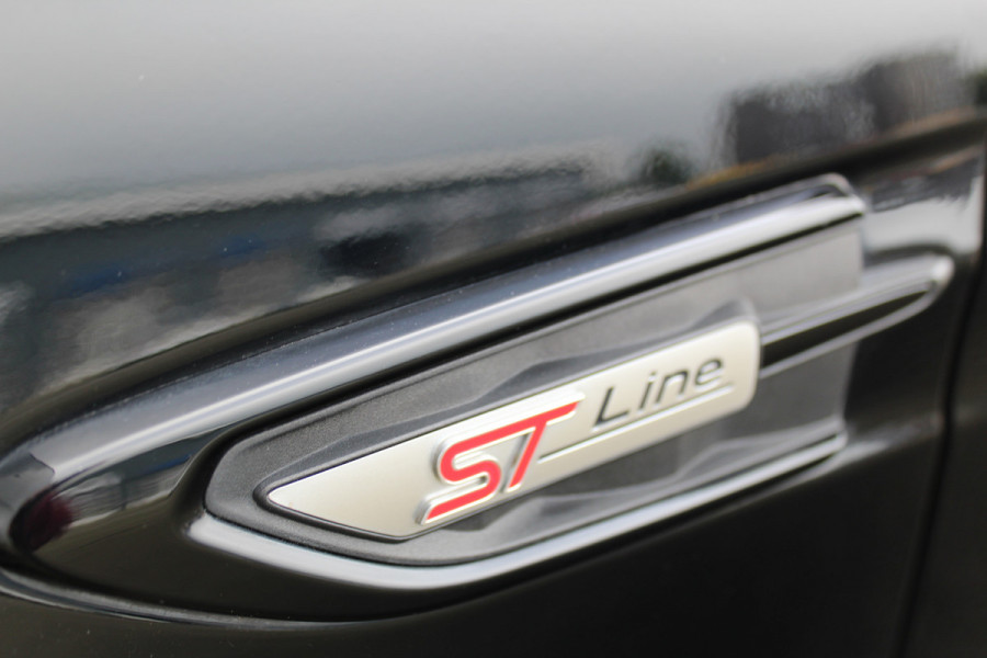 Ford Kuga 1.5-150pk EcoBoost ST-Line. Nette goed onderhouden wagen voor nog jaren rijplezier ! Trekgewicht 2.000kg ! Autm. airco dual, cruise control, stoel-, stuur- en voorraamverw., LM wielen, r/cd, navigatie, telefoonvoorb., pdc v+a etc.