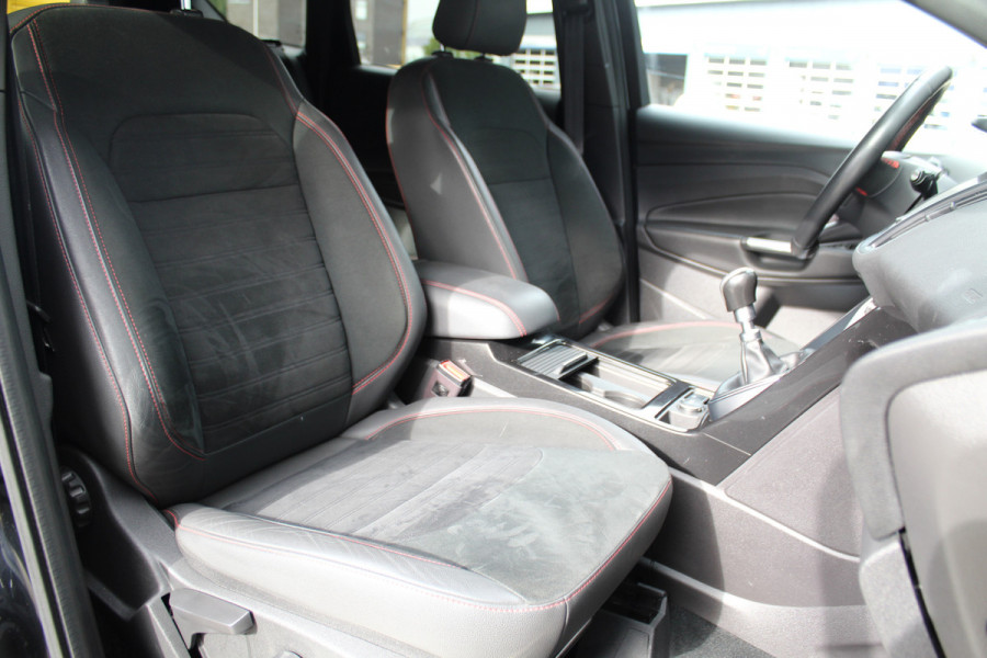 Ford Kuga 1.5-150pk EcoBoost ST-Line. Nette goed onderhouden wagen voor nog jaren rijplezier ! Trekgewicht 2.000kg ! Autm. airco dual, cruise control, stoel-, stuur- en voorraamverw., LM wielen, r/cd, navigatie, telefoonvoorb., pdc v+a etc.