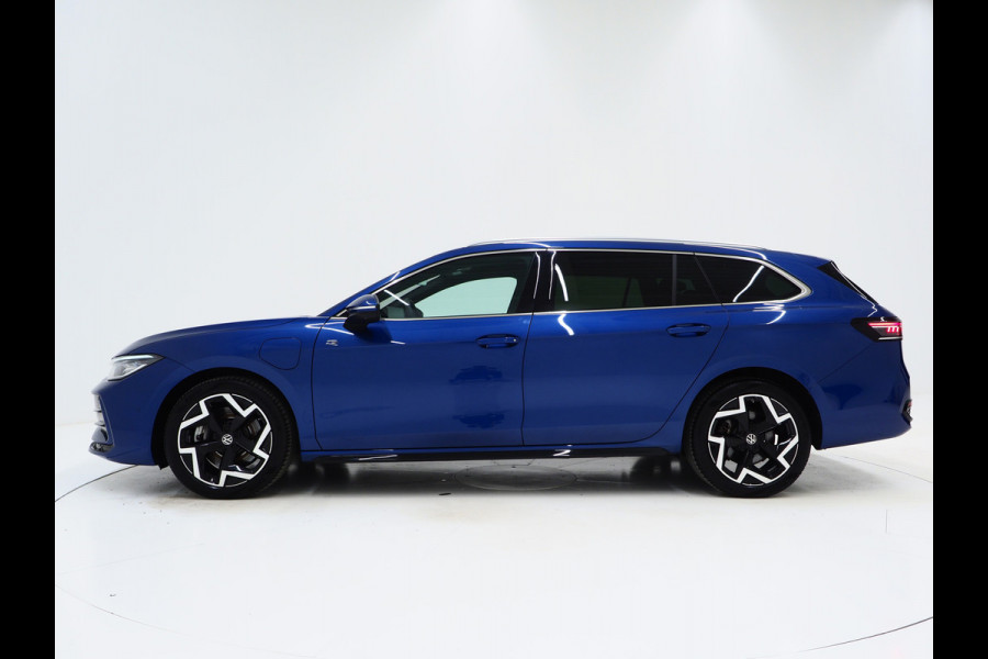 Volkswagen Passat Variant 1.5 eHybrid R-Line Black | 5 Jaar Garantie | Leder | Stoelventilatie | Trekhaak | Massage | 360 | HUD | Keyless