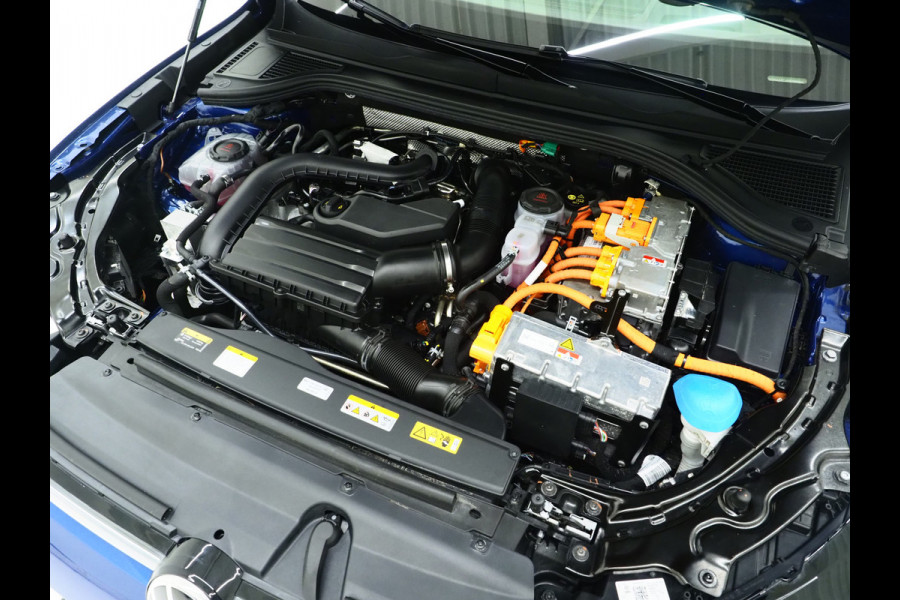 Volkswagen Passat Variant 1.5 eHybrid R-Line Black | 5 Jaar Garantie | Leder | Stoelventilatie | Trekhaak | Massage | 360 | HUD | Keyless