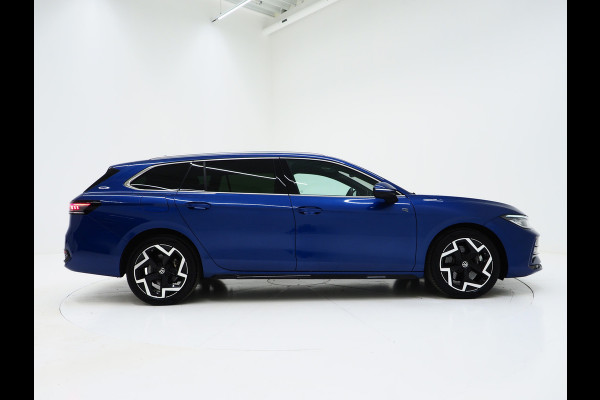 Volkswagen Passat Variant 1.5 eHybrid R-Line Black | 5 Jaar Garantie | Leder | Stoelventilatie | Trekhaak | Massage | 360 | HUD | Keyless