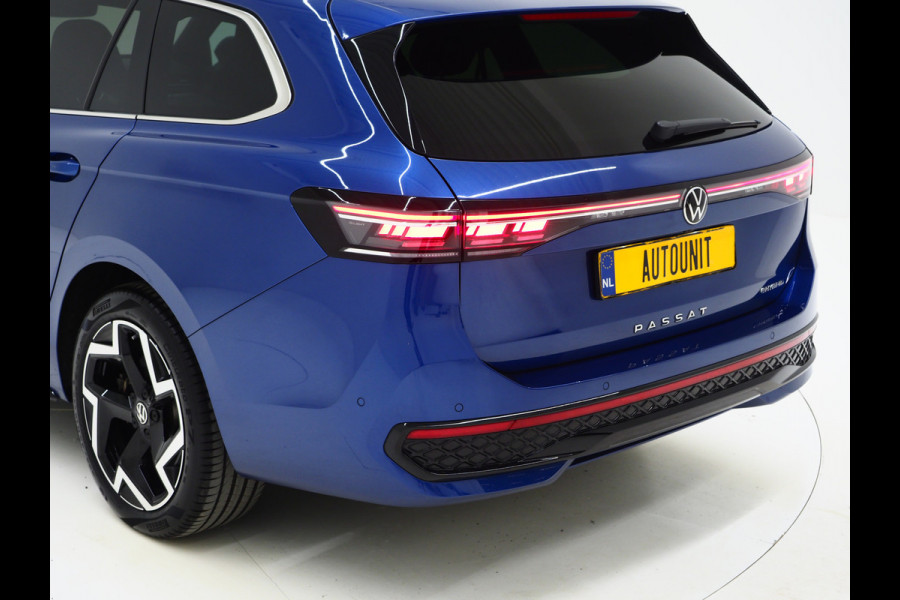 Volkswagen Passat Variant 1.5 eHybrid R-Line Black | 5 Jaar Garantie | Leder | Stoelventilatie | Trekhaak | Massage | 360 | HUD | Keyless