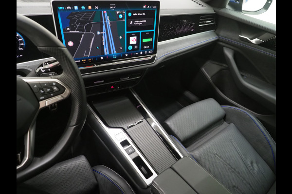 Volkswagen Passat Variant 1.5 eHybrid R-Line Black | 5 Jaar Garantie | Leder | Stoelventilatie | Trekhaak | Massage | 360 | HUD | Keyless