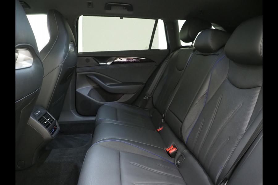 Volkswagen Passat Variant 1.5 eHybrid R-Line Black | 5 Jaar Garantie | Leder | Stoelventilatie | Trekhaak | Massage | 360 | HUD | Keyless