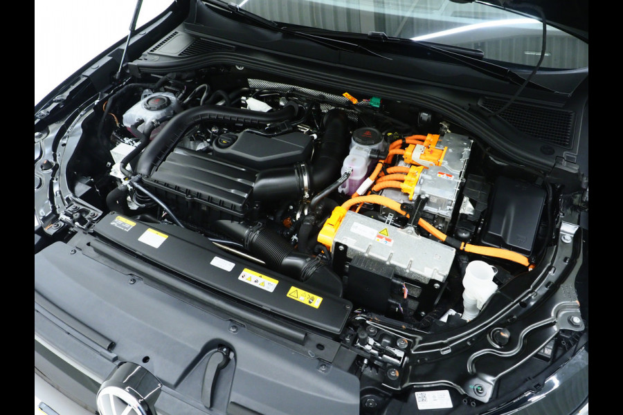 Volkswagen Passat Variant 1.5 eHybrid Business | Leder/Alcantara | Massage | Trekhaak | HUD | Camera | Memory | Sfeerlicht | Carplay