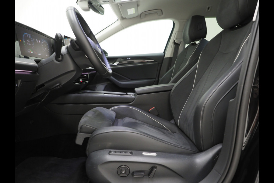 Volkswagen Passat Variant 1.5 eHybrid Business | Leder/Alcantara | Massage | Trekhaak | HUD | Camera | Memory | Sfeerlicht | Carplay