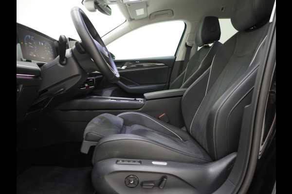 Volkswagen Passat Variant 1.5 eHybrid Business | Leder/Alcantara | Massage | Trekhaak | HUD | Camera | Memory | Sfeerlicht | Carplay