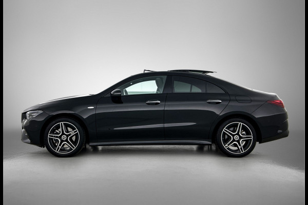 Mercedes-Benz CLA-Klasse 250 e Business Solution AMG Trekhaak | AMG Line | Night Pakket | Panorama Schuif-Kanteldak | Parkeerpakket met achteruitrijcamera | Sfeerverlichting. Inclusief 24 maanden MB Certified garantie voor Europa.